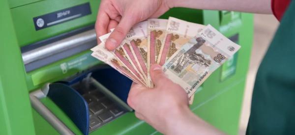 Россияне массово забирают деньги из банков: чем опасен дефицит ликвидности?