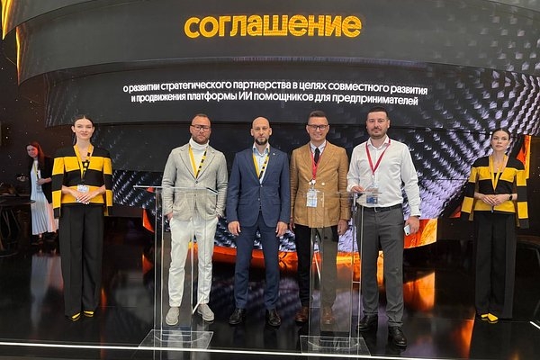 Билайн и GPTunneL на ПМЭФ договорились развивать ИИ-инструменты. Как один сервис заменит маркетолога, юриста и контент-менеджера?