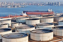 Крупнейший в мире импортер нефти заметно снизил ее закупки Крупнейший в мире импортер нефти заметно снизил ее закупки