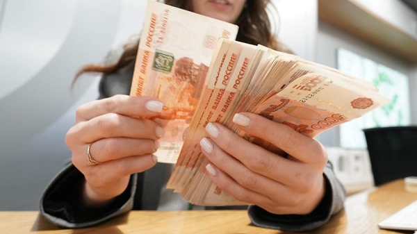 
                    Россиянам сообщили об объеме снятых со счетов средств в мае

        