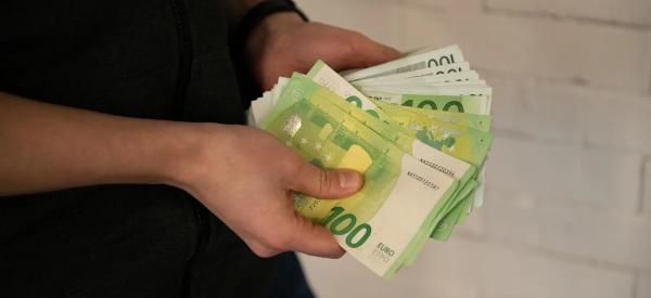 Как обменять валюту через банкомат в 2026 году: инструкция для Сбера и Т-Банка