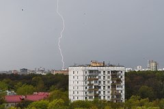 Прохожие пострадали в Москве от удара молнии