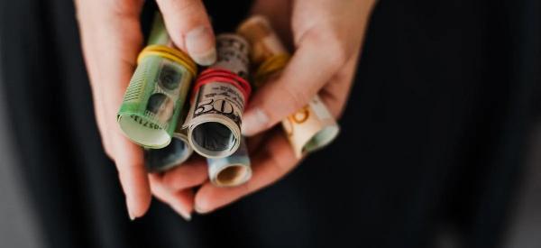 Доллар вырос почти на 10% за месяц: пора ли переводить сбережения в валюту