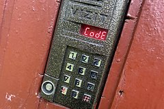 Россиянин отдал почти два миллиона рублей за смену домофона