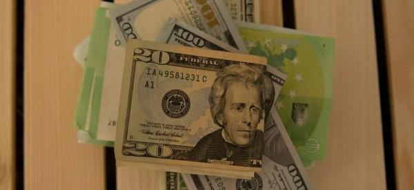 Подешевеет ли доллар для россиян? Экономист оценил шансы