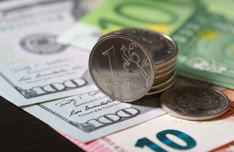 Доллар достиг минимумов весны 2023 года, опустившись ниже 76 рублей