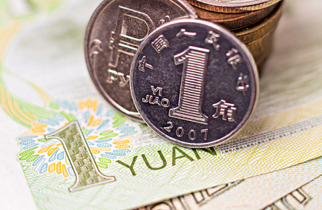 Рубль ослаб до отметки в 85 за доллар