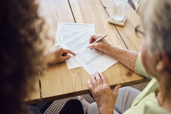 Россию охватил «бабка-террор». Люди покупают квартиры, а потом остаются без жилья и денег. Почему так происходит?