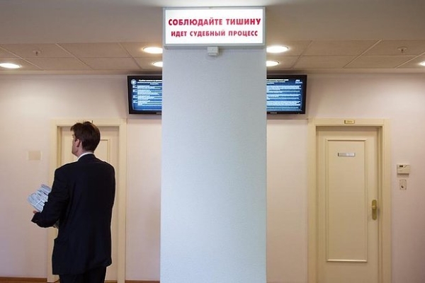 Россию охватил «бабка-террор». Люди покупают квартиры, а потом остаются без жилья и денег. Почему так происходит?